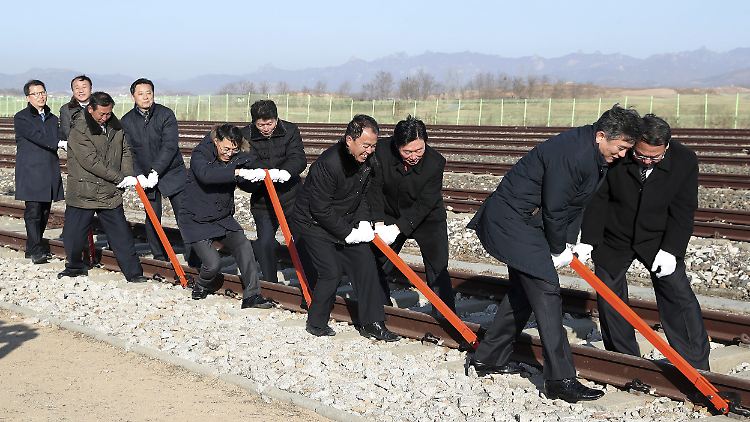 An der Zeremonie nahmen nach Berichten südkoreanischer Sender etwa 200 Regierungsvertreter und Gäste aus Süd- und Nordkorea teil.