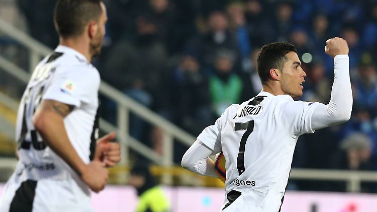 Dank Ronaldo sichert sich Juventur Turin ein 2:2 gegen Atalanta Bergamo.  