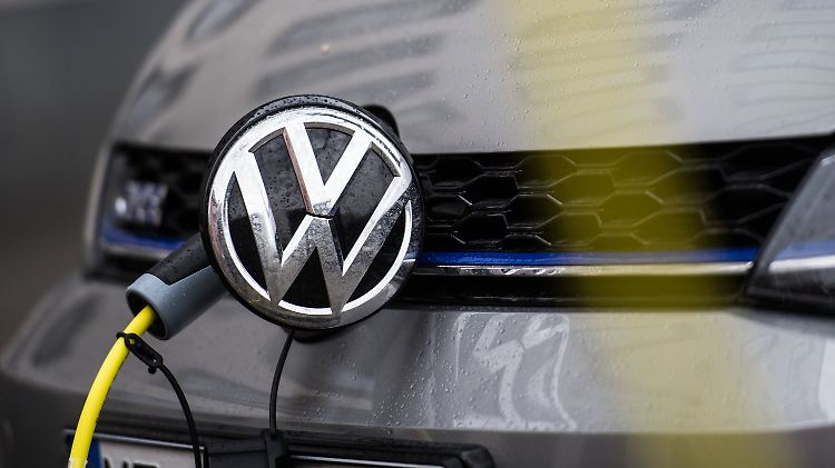 Die Themen Digitalisierung und E-Mobilität stellen die Autokonzerne vor neue Herausforderungen.
