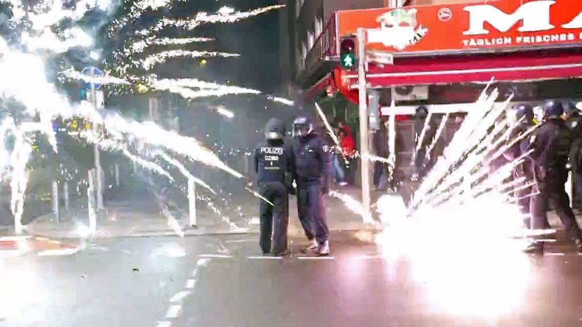PolizeiimFeuerwerk.jpg
