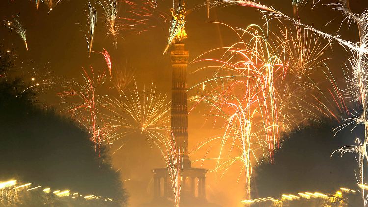 Feuerwerk an der Siegessäule in Berlin: So schön kann verbranntes Metall aussehen.