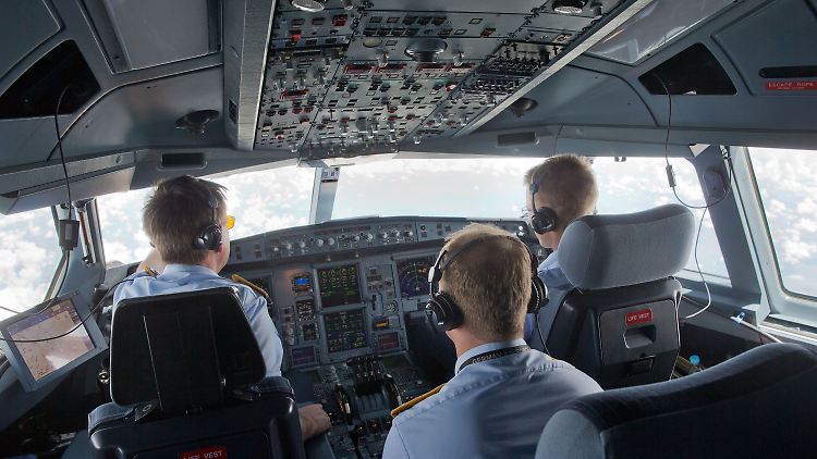 Blick ins Cockpit der "Konrad Adenauer".
