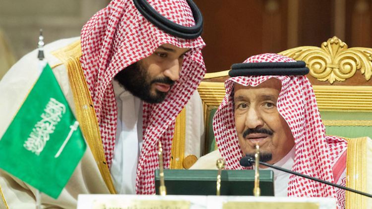 König Salman (r) zusammen mit dem Kronprinzen Mohammed bin Salman.