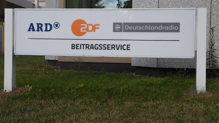 Laut ARD-Vorsitzendem Wilhelm liegt der Rundfunkbeitrag schon heute real bei 18,35 Euro.
