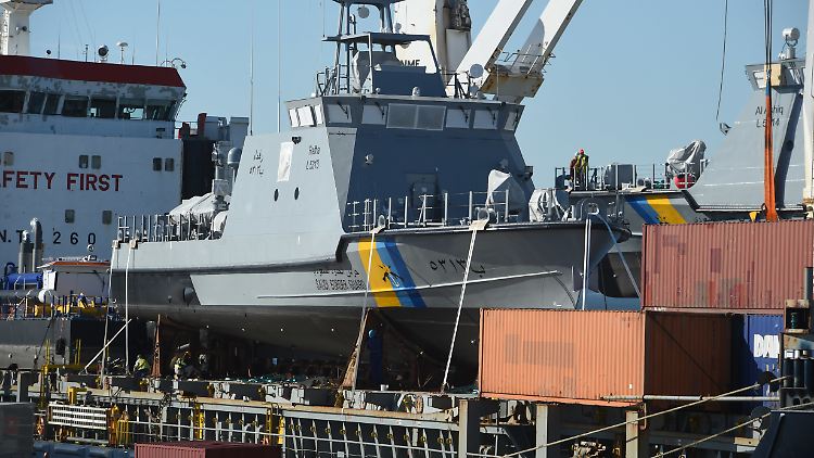 Ein Küstenschutzboot für Saudi-Arabien wird im Hafen Mukran auf ein Transportschiff verladen.