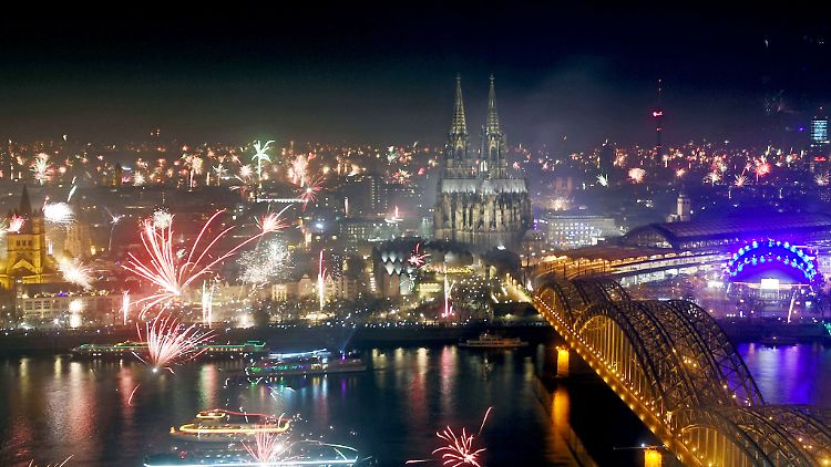 Bunt, laut, luftverschmutzend: Das neue Jahr wird traditionell mit Raketen und Böllern eingeläutet.