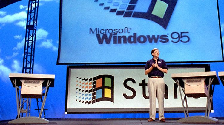Mit Bill Gates an der Spitze und dem Betriebssystem Windows 95 im Gepäck beginnt in den 90er Jahren die Erfolgsgeschichte von Microsoft.