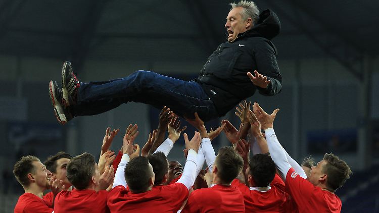 Der etwas andere Trainer-Überflieger: Christian Streich beim SC Freiburg.