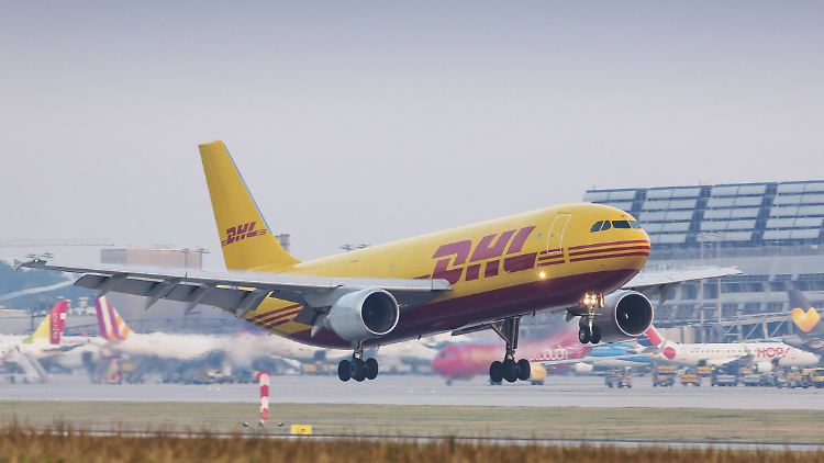DHL hebt das Porto für bestimmte Sendungen an. Die Konkurrenz zieht nach.