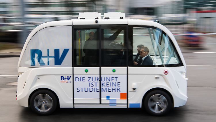 Ein selbstfahrendes Shuttle fährt auf dem Frankfurter Flughafen. In Deutschland werden sogenannte People Mover als autonome Kleinbusse getestet.