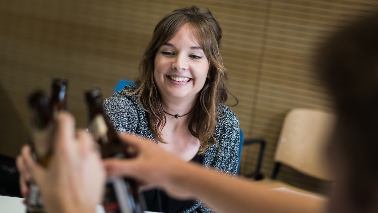 Ob Bier, Wein oder Sekt - zu Silvester Knallen in Deutschland ordentlich die Korken.
