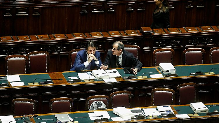 Ministerpräsident Conte (links) und Finanzminister Tria nach der Abstimmung.