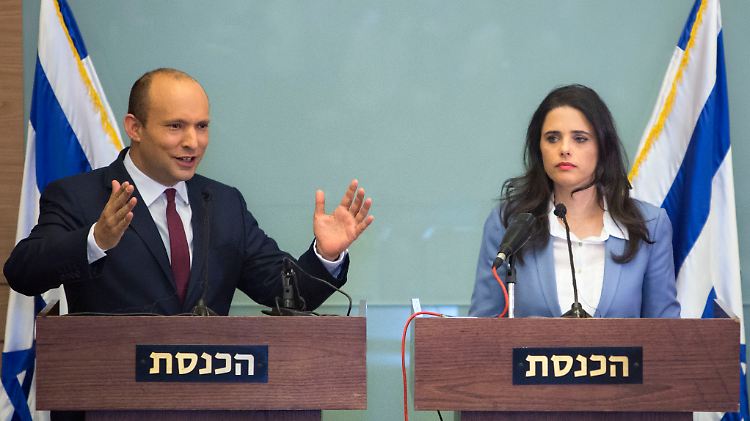 Naftali Bennett (l.) und Ajelet Schaked, die bisherigen Chef der Siedlerpartei Jüdisches Heim bei einer Pressekonferenz in der Knesset.