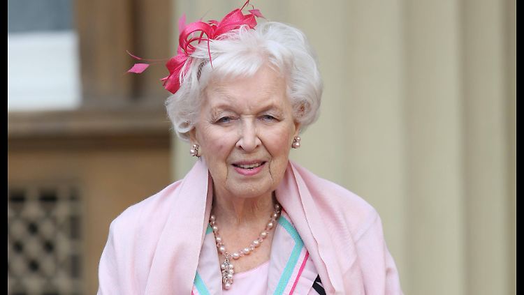 June Whitfield bei der Ehrung zum Dame Commander of the Order of the British Empire 2017.