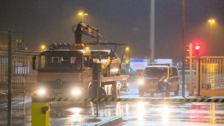 Das Auto des Täters wird abtransportiert.