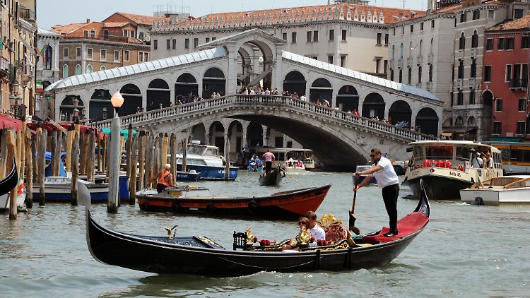 Touristen lieben Venedig. Doch das wird immer mehr zum Problem. Nun sollen Tagesbesucher bald zur Kasse gebeten werden.