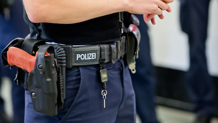 Männer, die keine Hoden haben, sollen künftig nicht mehr kategorisch vom Polizeidienst ausgeschlossen werden dürfen.
