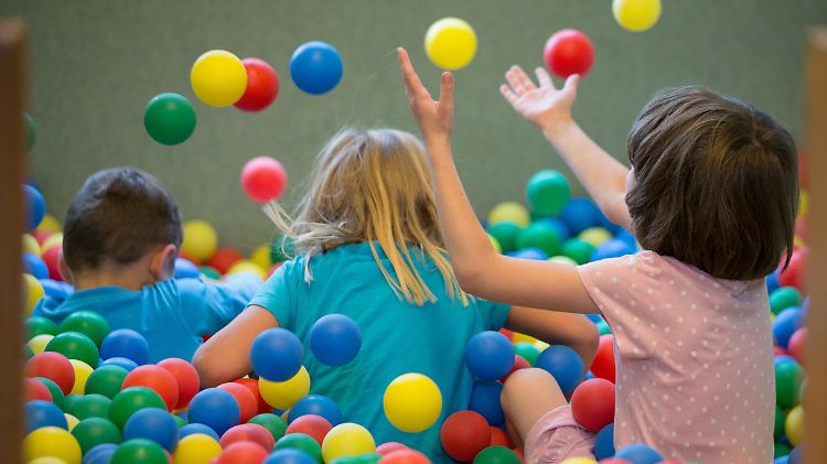 Eltern, die ihre Kinder in einer Duisburger Kita unterbringen, müssen deutlich mehr Gebühren zahlen als Eltern, deren Nachwuchs eine Berliner Einrichtung besucht.