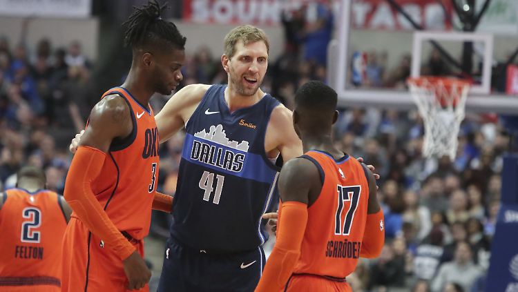 Abseits des Spielbetriebs verstehen sich Nowitzki (Mitte) und Schröder (rechts) sehr gut.