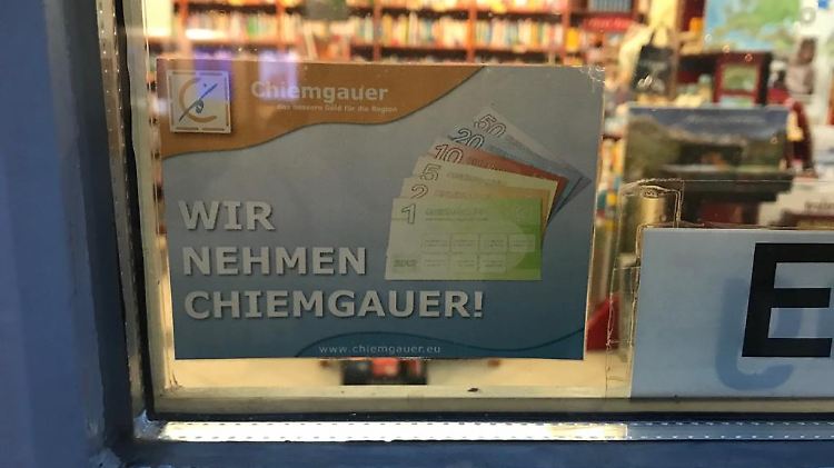 Man muss im Stadtbild schon ein bisschen suchen, um Annahmestellen für den Chiemgauer zu finden.