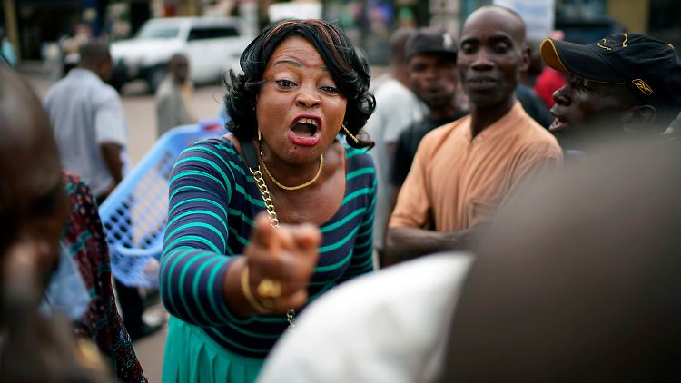 An einem Zeitungskiosk in Kinshasa wird über Politik diskutiert.