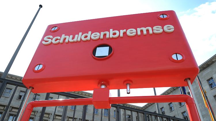Eine symbolische Schuldenbremse steht im Mai 2011 vor dem Bundesfinanzministerum in Berlin. 