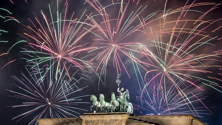 Mit großem Geknalle geht's ins neue Jahr.