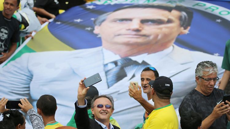 Anhänger von Jair Bolsonaro versammeln sich anlässlich seiner Amtseinführung vor dem Präsidentenpalast.