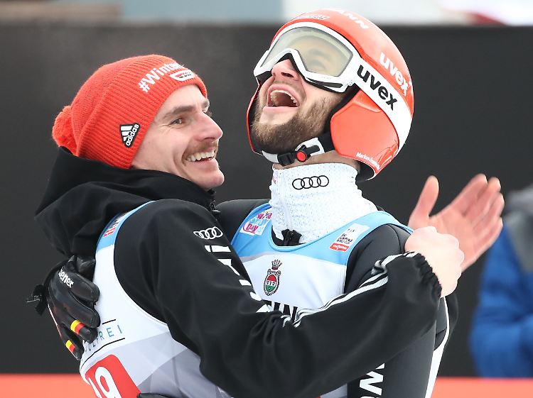 Das ganze deutsche Team freut sich für Markus Eisenbichler. Auch Kollege Richard Freitag (l.) herzt ihn nach Platz 2 in Garmisch-Patenkirchen.
