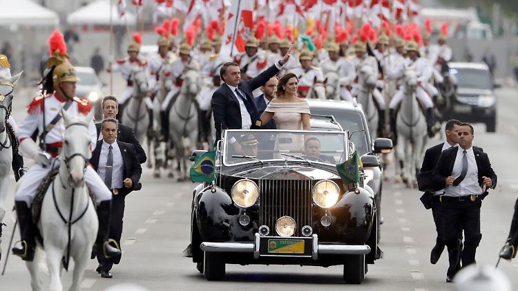 Im Rolls Royce und begleitet von Schimmeln beginnt Jair Bolsonaro seinen Korruptionskampf.