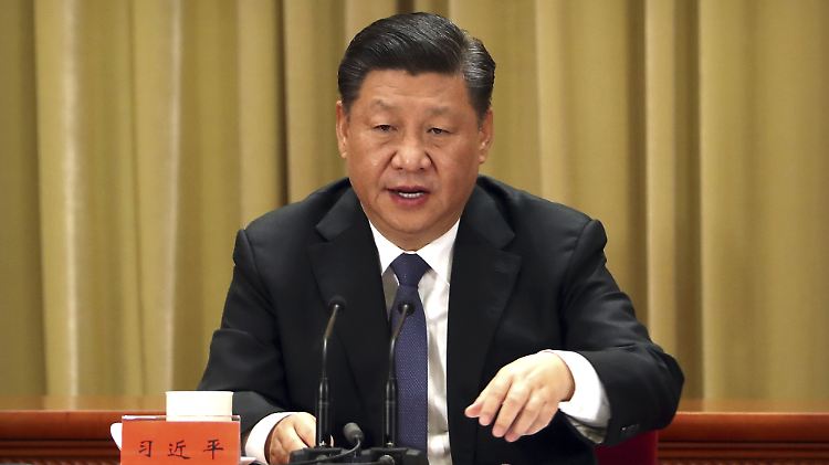In der Großen Halle des Volkes in Peking spricht sich Präsident Xi Jinping dafür aus, dass China wiedervereinigt werden müsse und werde.