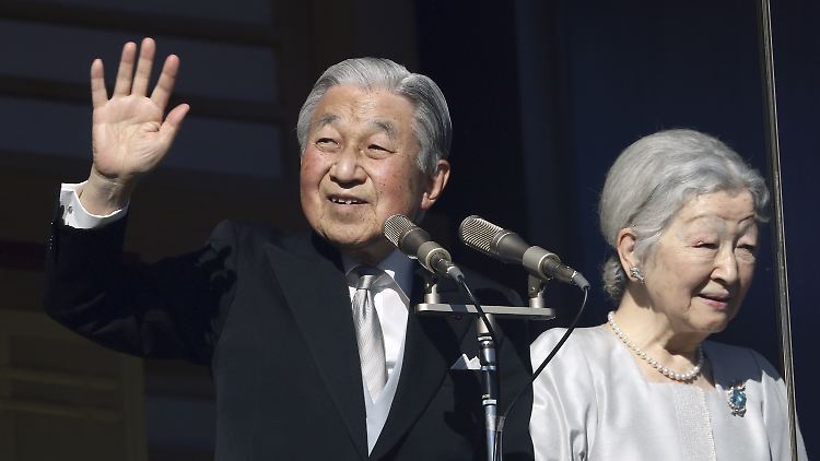 Zehntausende Menschen haben Japans Kaiser Akihito und seine Frau Kaiserin Michiko auf dem verglasten Balkon seines Chowa-Den-Palastes zum Neujahr noch einmal begrüßt.