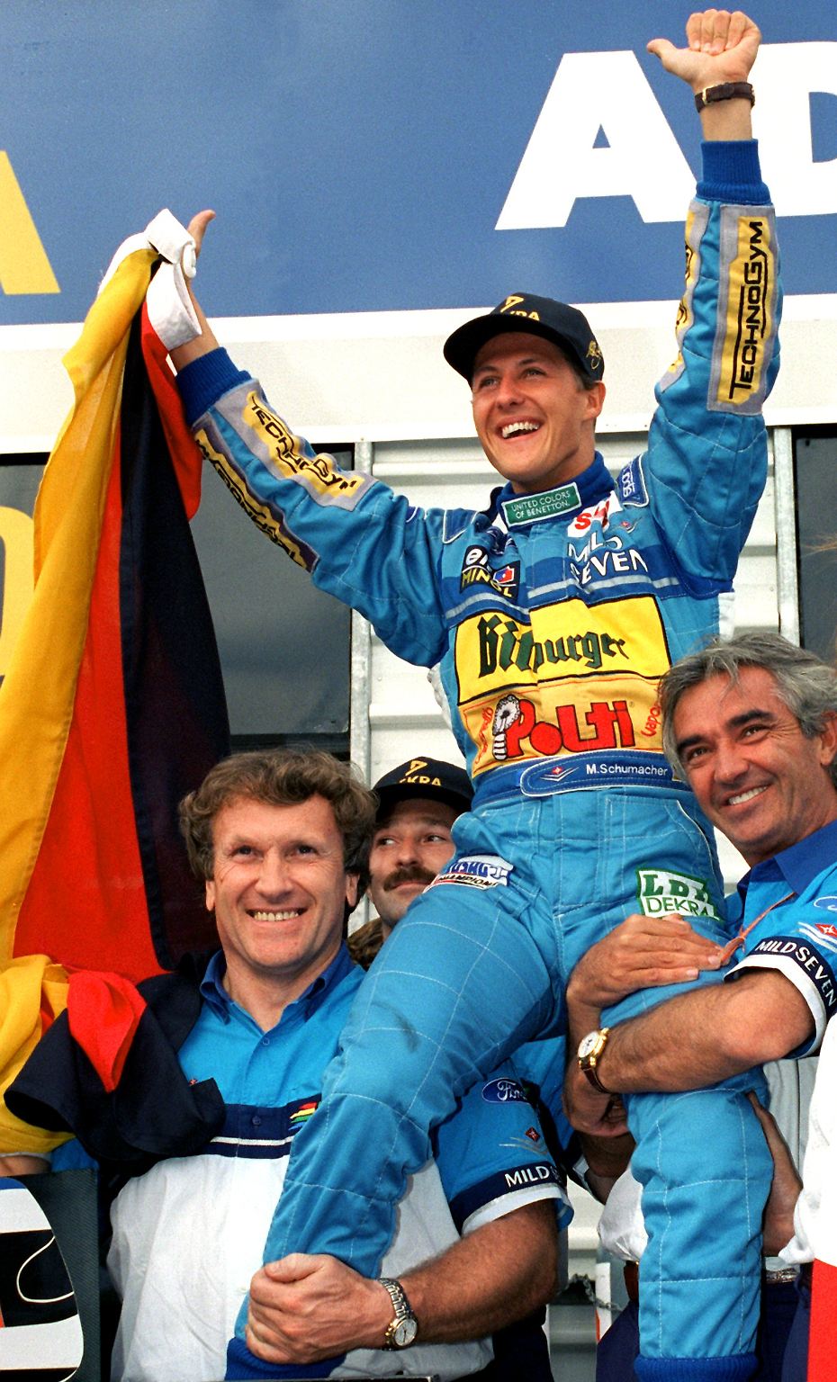 So kennen und lieben die Fans ihren Michael Schumacher: Jubelnd, auf Händen getragen, als Weltmeister und Formel-1-Legende.