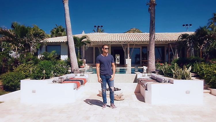 Hier lässt es sich aushalten: Andrej turtelt mit den Damen in einer Villa in Mexiko.