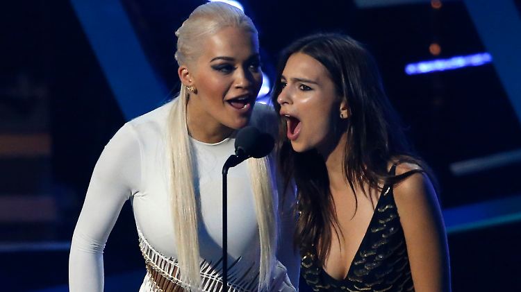 2015 standen sie gemeinsam auf der MTV-Bühne: Rita Ora (l.) und Emily Ratajkowski.