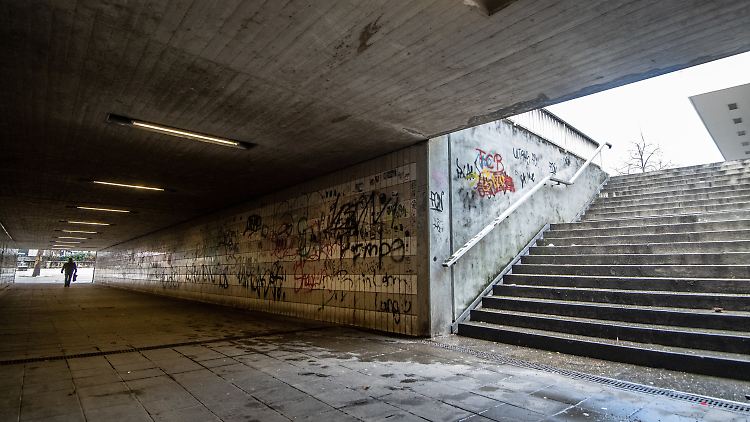Die vier Jugendlichen sollen einen Mann eine Treppe am Bahnhof hinuntergestoßen haben.