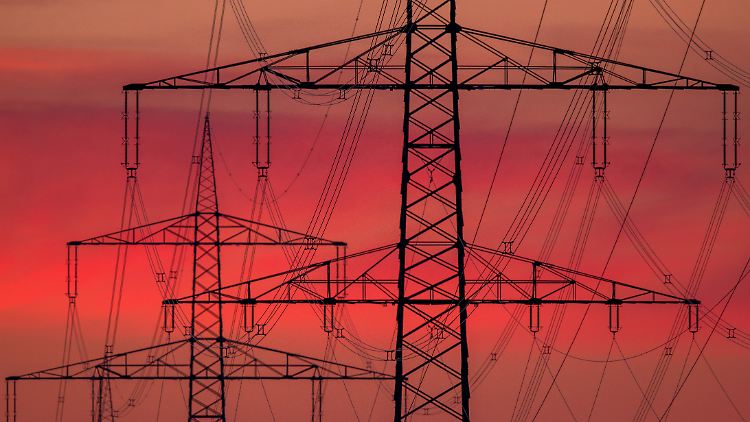 Eine Kilowattstunde Strom für Neukunden kostete Mitte Oktober im bundesweiten Durchschnitt noch 56 Cent, aktuell sind es 42,7 Cent. 