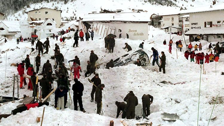 Rettungsmannschaften durchsuchen am 24. Februar 1999 nach der Lawinenkatastrophe in Galtür Trümmer und Schnee nach Verschütteten.