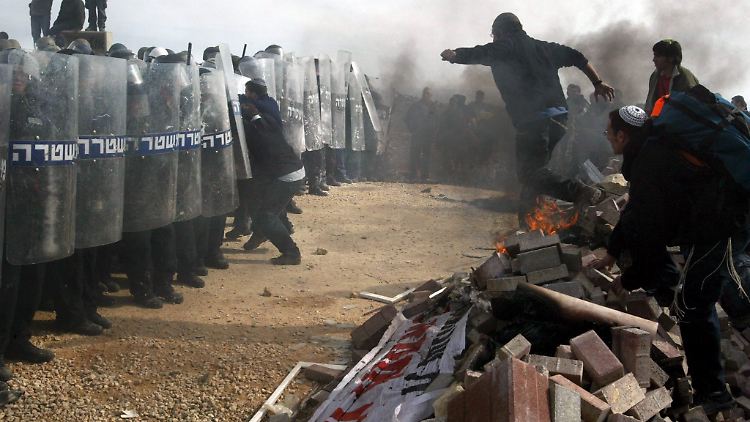 Bereits bei der Räumung im Jahr 2017 kam es in Amona zu Auseinandersetzungen zwischen israelischen Sicherheitskräften und Siedlern.