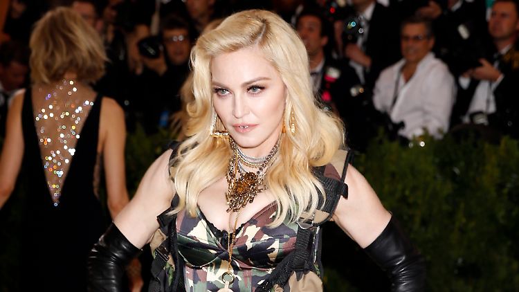 Dass an Madonna nicht mehr alles ganz originalgetreu ist, gilt als erwiesen. Doch hat sie sich jetzt auch noch den Hintern pimpen lassen?