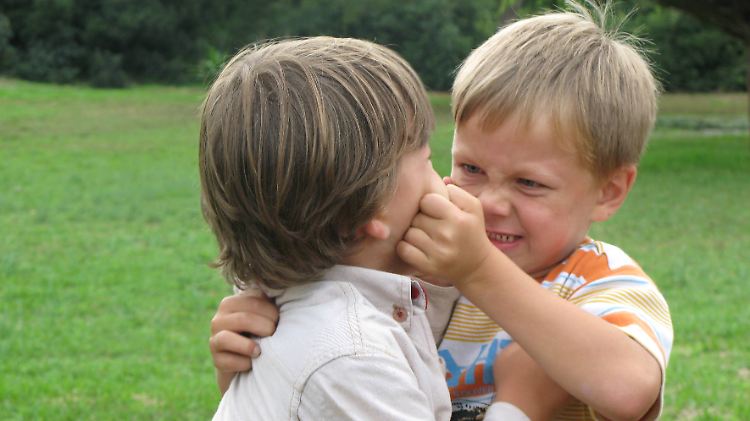 Jungen werden generell aggressiver eingestuft als Mädchen.