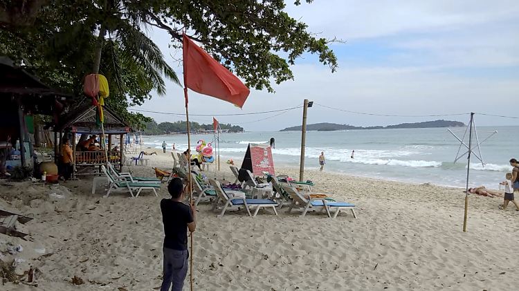 Die rote Fahne am Strand bedeutet Badeverbot auf Koh Samui.