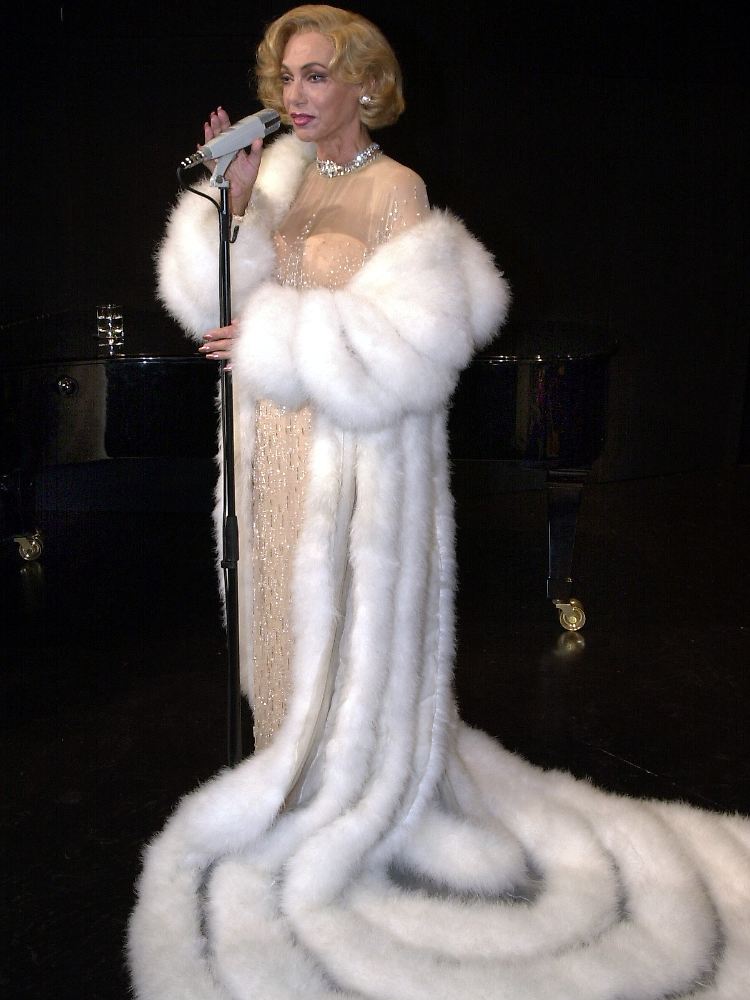 Im Part der alternden Diva Marlene Dietrich brillierte Winter als Schauspielerin und Sängerin.