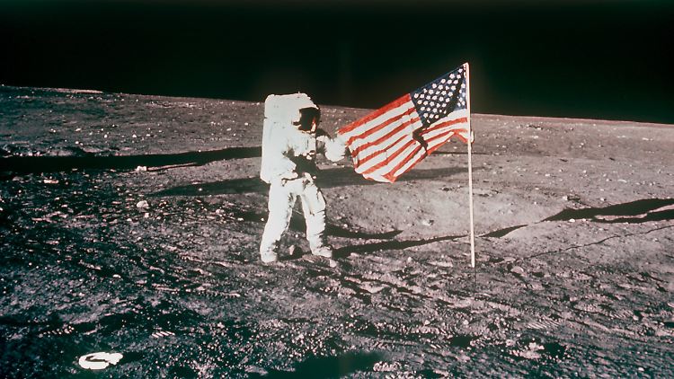 Menschen haben nicht nur Fußbabdrücke auf dem Mond hinterlassen.
