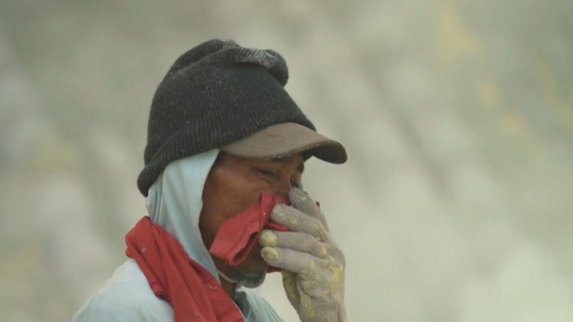 Schwefelarbeiter-Indonesien.jpg