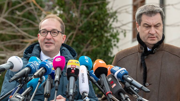 Alexander Dobrindt (mit neuer Frisur) und Markus Söder (r.) vor dem Kloster Seeon.