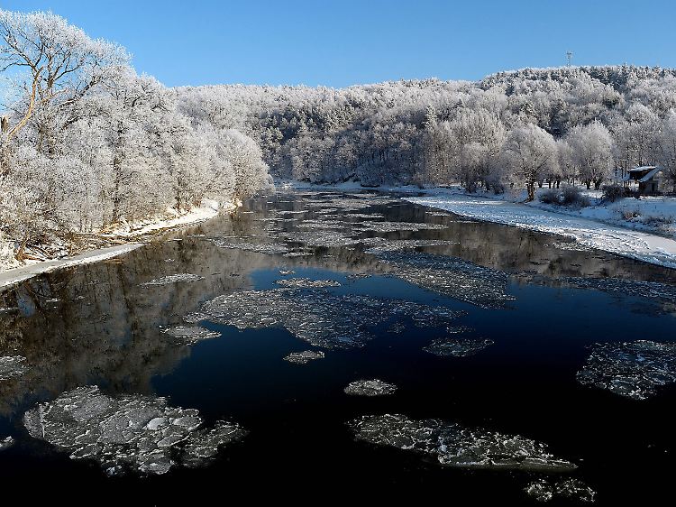 Eisschollen auf dem San, einem Nebenfluss der Weichsel, in Krasiczyn im Karpatenvorland.