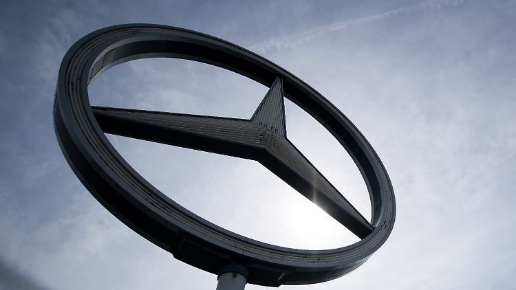 Der Stern bekommt Corona-Kratzer: Daimler muss im ersten Quartal laut vorläufigen Zahlen einen Gewinneinbruch verkraften.