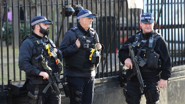 Bewaffnete britische Polizisten in London.