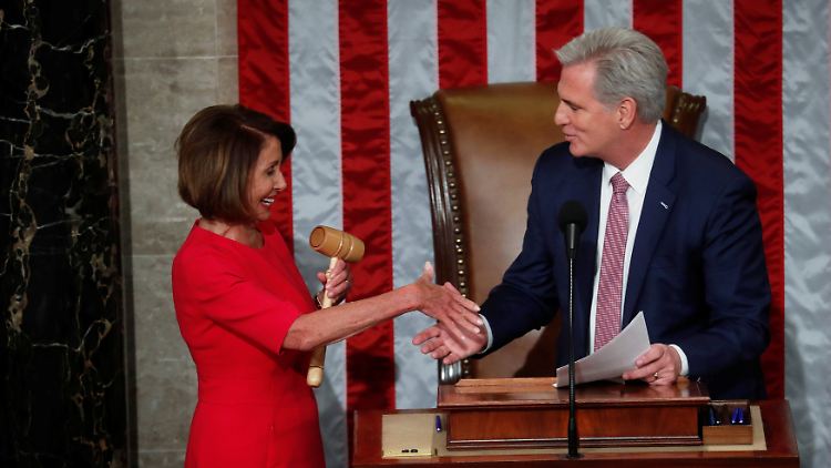 Symbolische Machtübergabe: Nancy Pelosi, die neue Vorsitzende des Repräsentantenhauses, bekommt von ihrem republikanischen Vorgänger den Hammer zur Leitung der Sitzungen. 